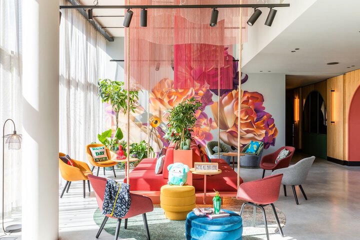 Lobby lounge