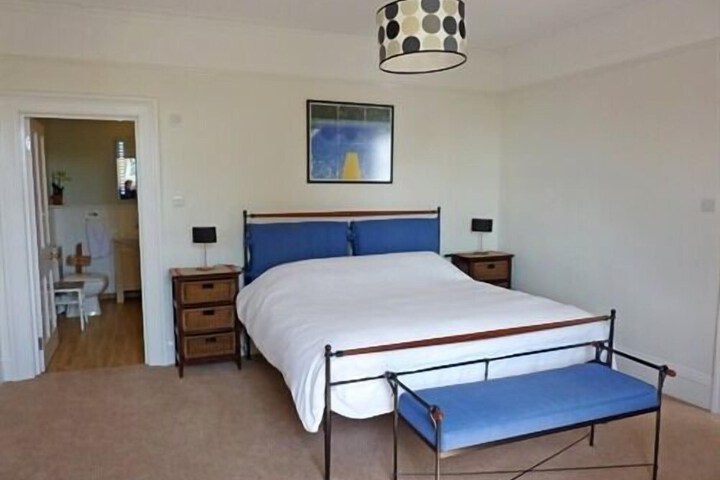 Room 3 of 8
