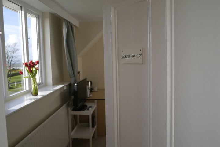 Room 10 of 28