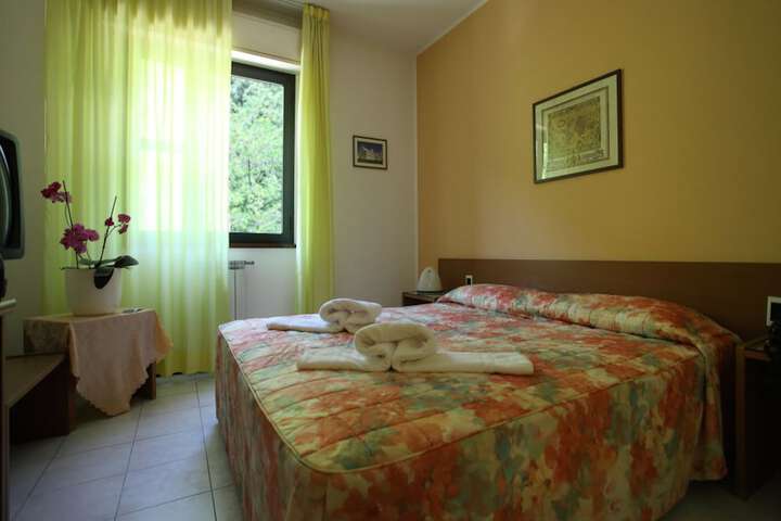 Room 9 of 48
