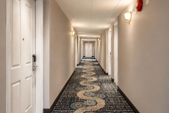 Ballroom/Hall 17 of 19