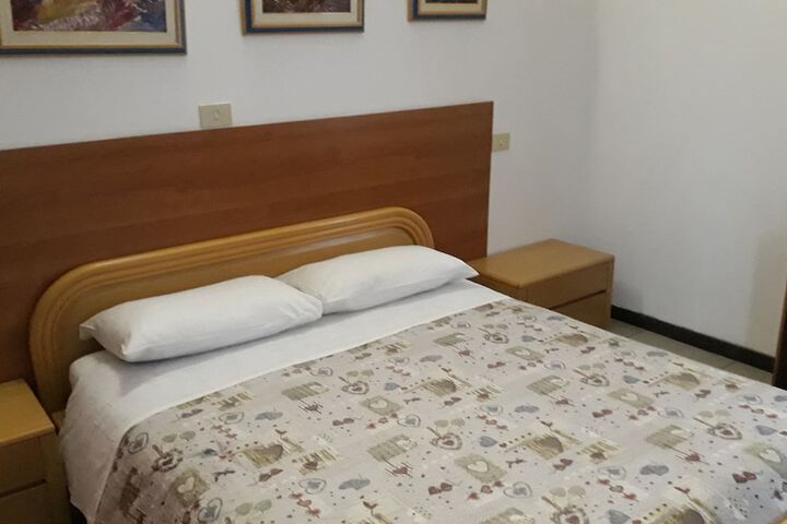 Room 8 of 34