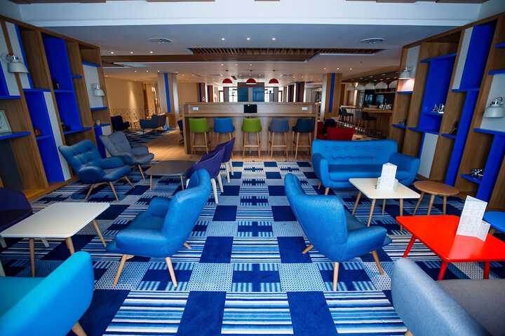 Lounge 64 of 84