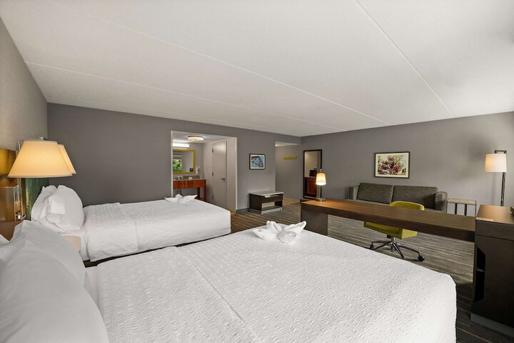 2 Queen Beds (7 of 15)