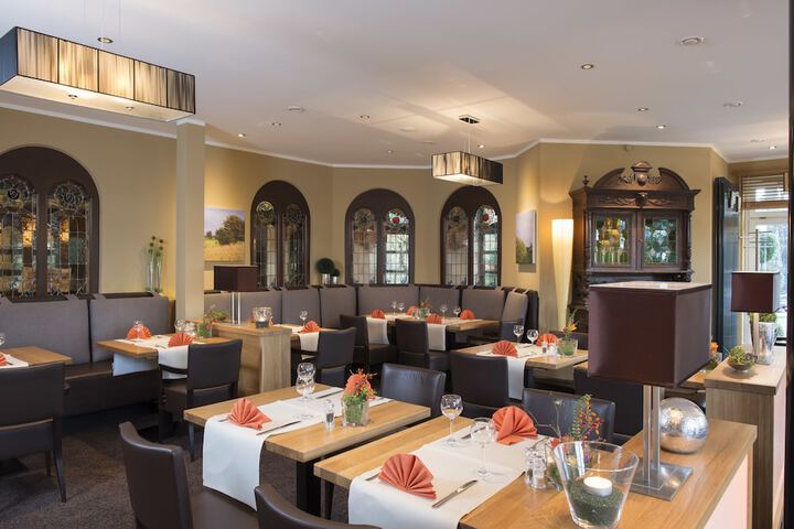Dining 11 of 25