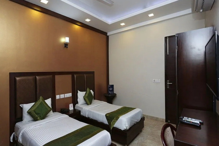 Room 12 of 20