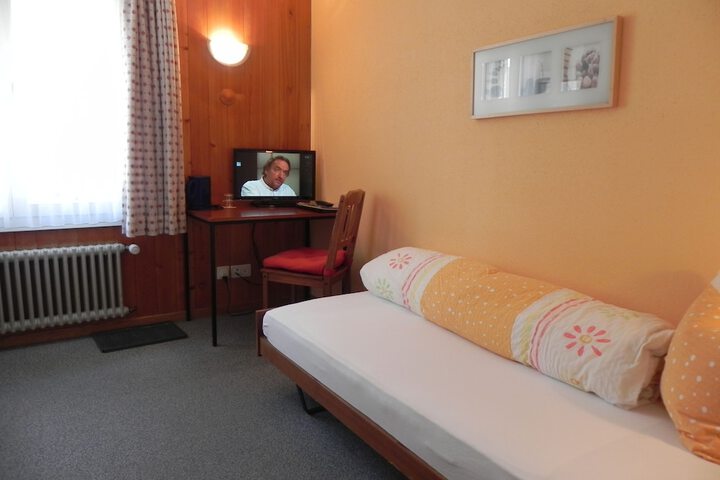 Room 4 of 76
