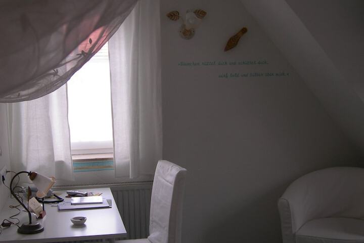 Room 24 of 283