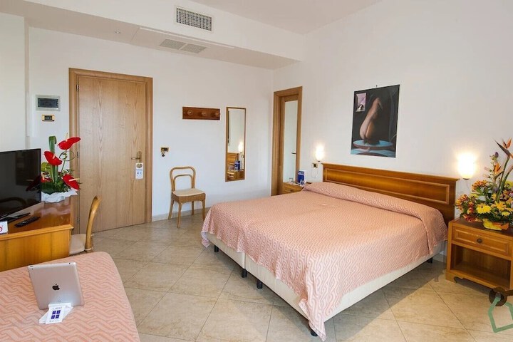 Room 9 of 30