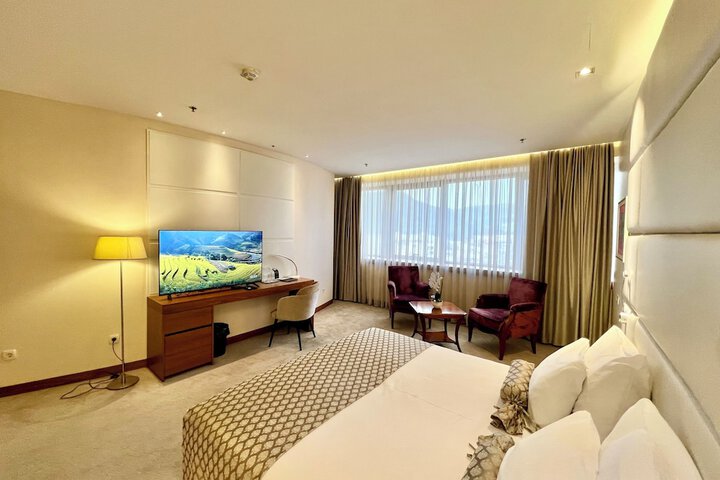 Room 52 of 146