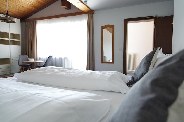 Room 2 of 62