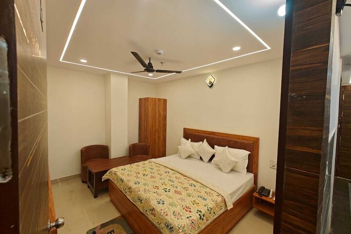 Room 9 of 15