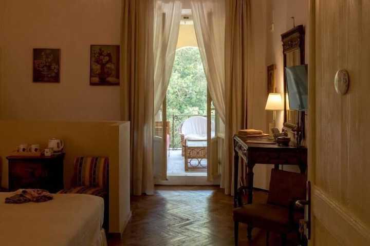 Room 4 of 63