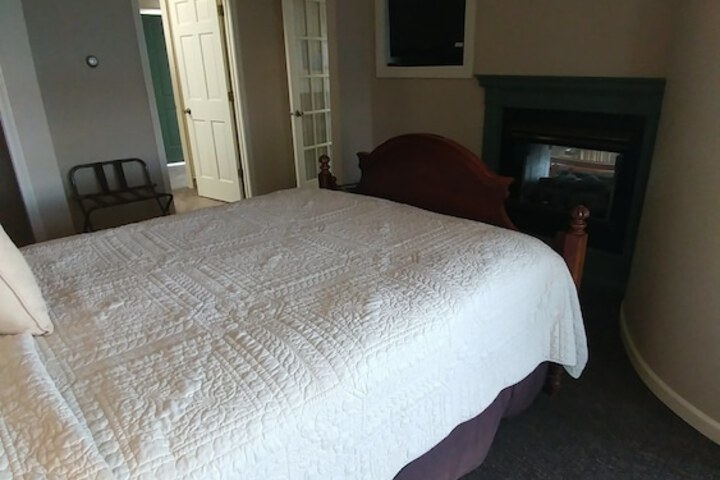 Room 8 of 128