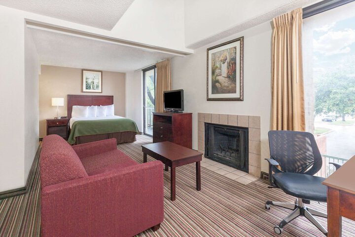 Studio Suite Queen Bed (16 of 18)