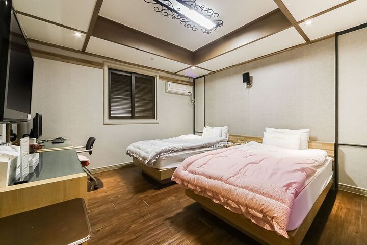 Room 137 of 156
