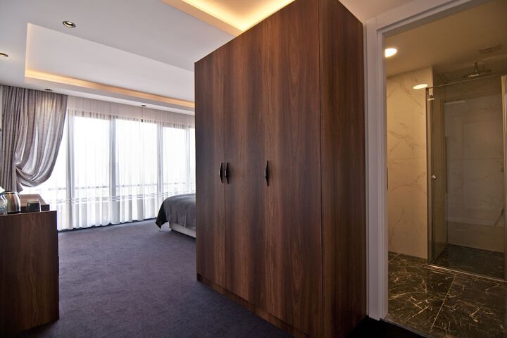 Room 4 of 76