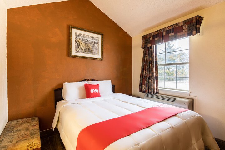 1 Queen Bed (6 of 12)