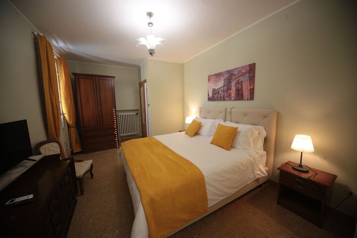 Room 5 of 10