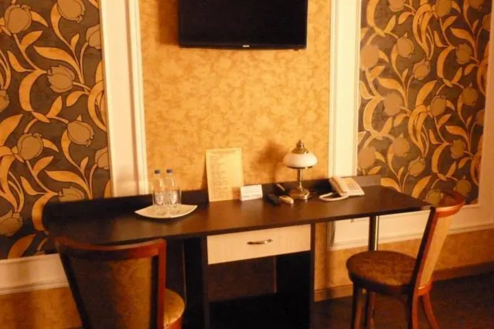 Room 4 of 9