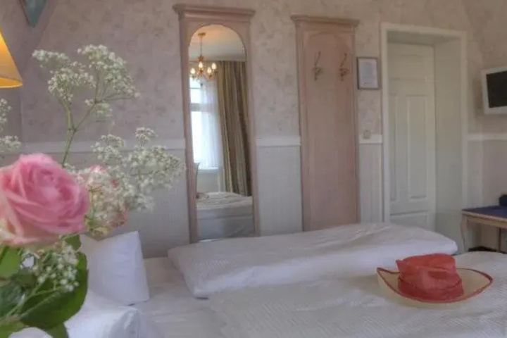 Room 4 of 12