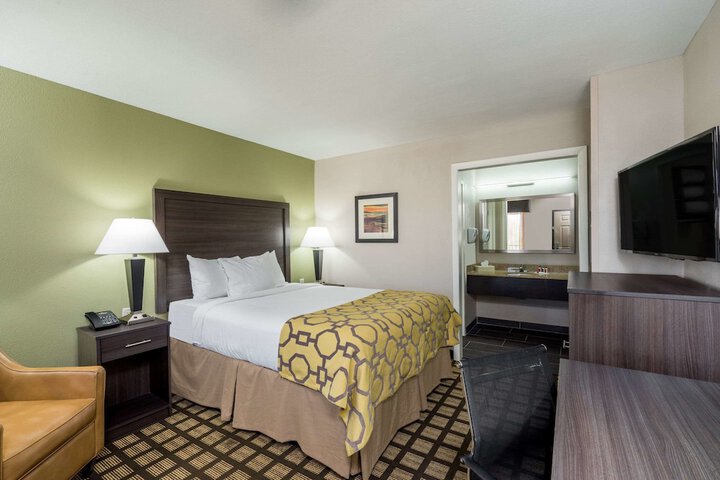 2 Queen Beds (1 of 11)