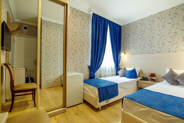 Room 4 of 141
