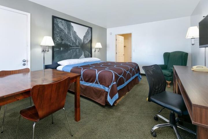 Room 10 of 17