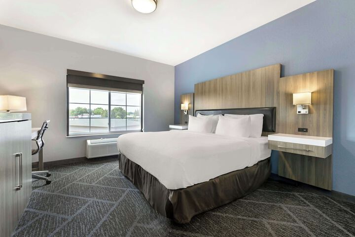 1 King Bed Hearing Accessible Room (2 of 21)