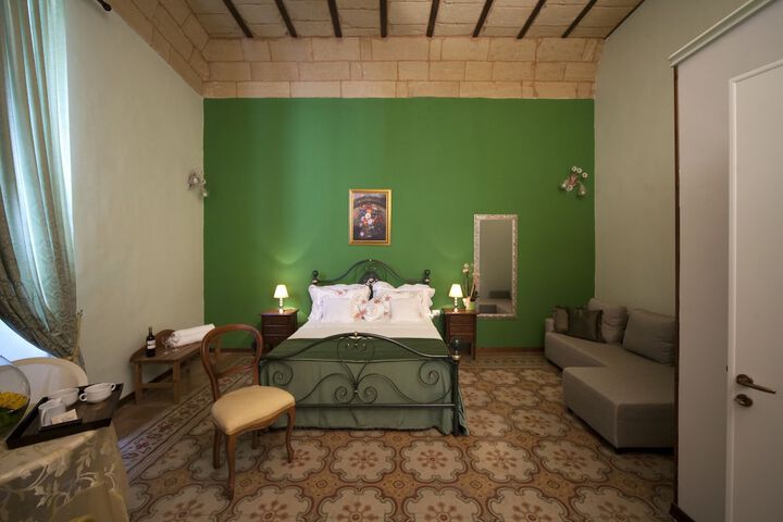 Room 6 of 90