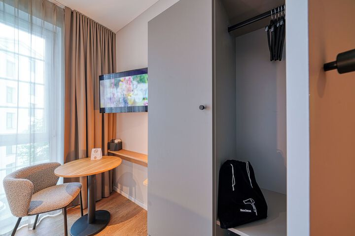 Room 21 of 32