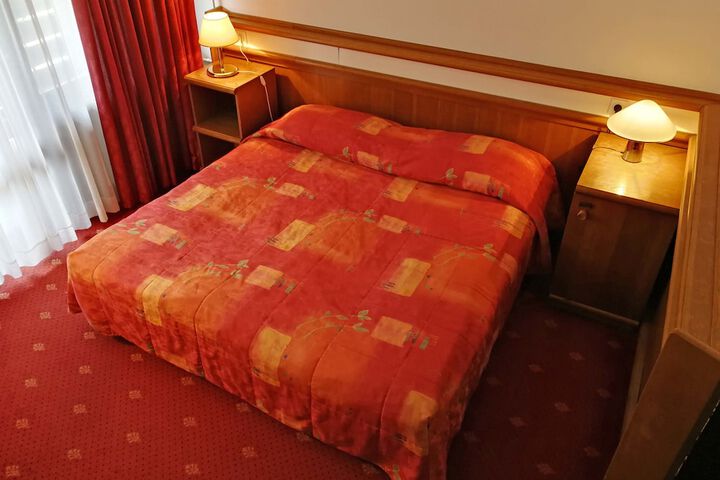 Room 4 of 49