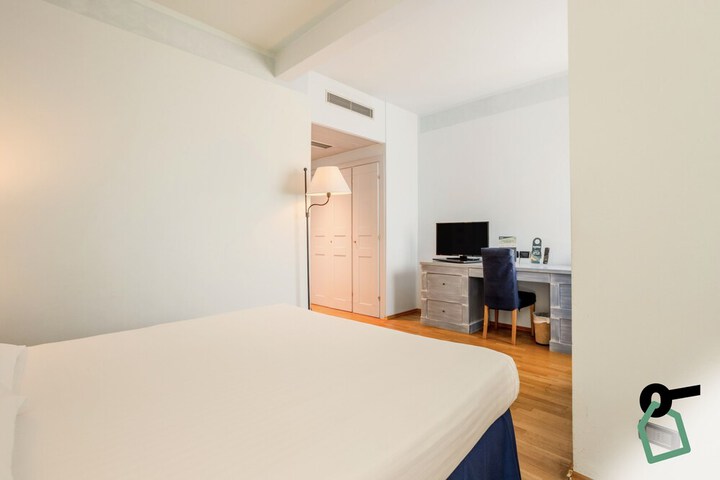 Room 11 of 27