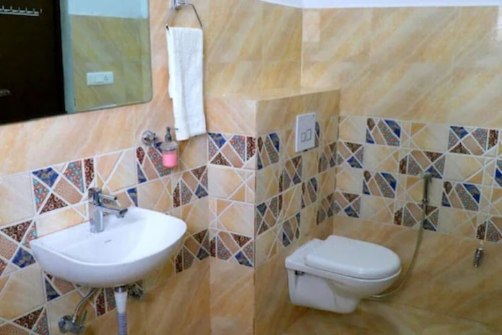 Room 6 of 9