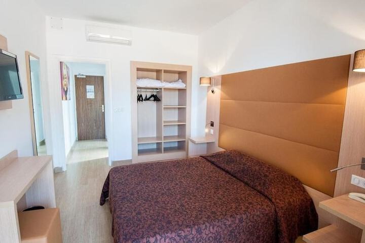 Room 5 of 37