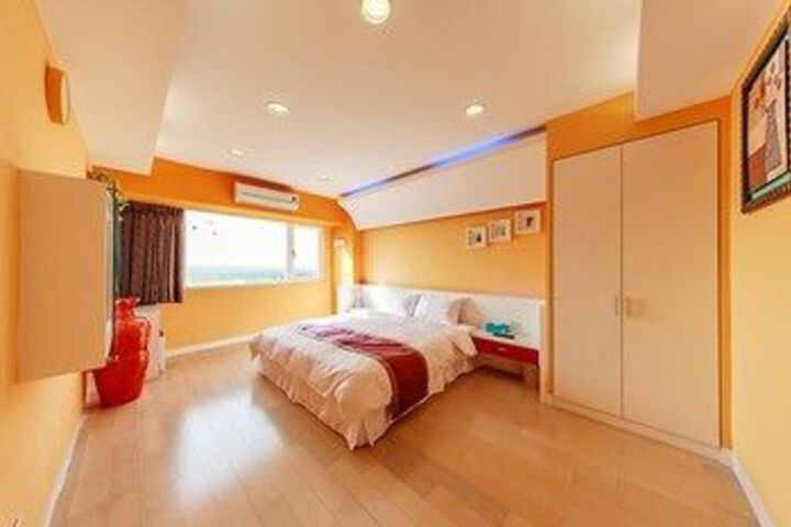 Room 9 of 15