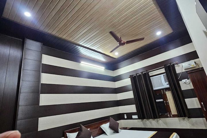 Room 7 of 12