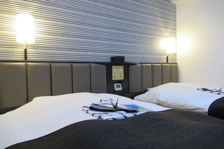 Room 10 of 24
