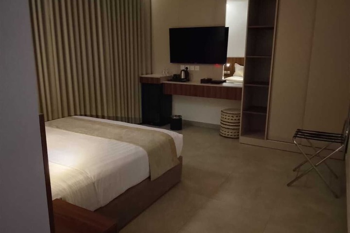 Room 4 of 14