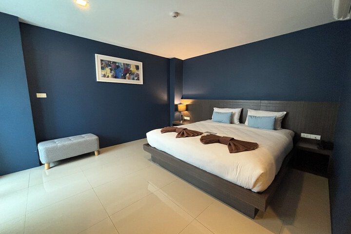 Room 17 of 33