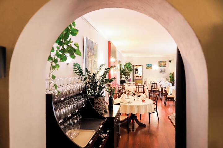 Dining 16 of 20