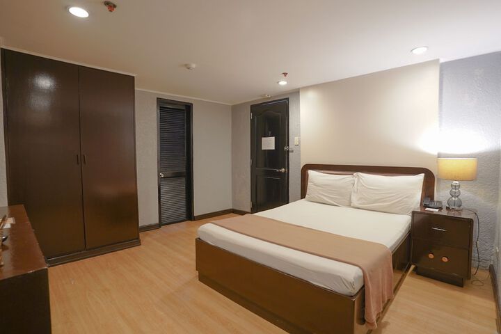 Room 4 of 27