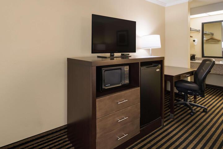 1 King Bed Microwave and Refrigerator Work Desk WiFi Full Breakfast (2 of 7)