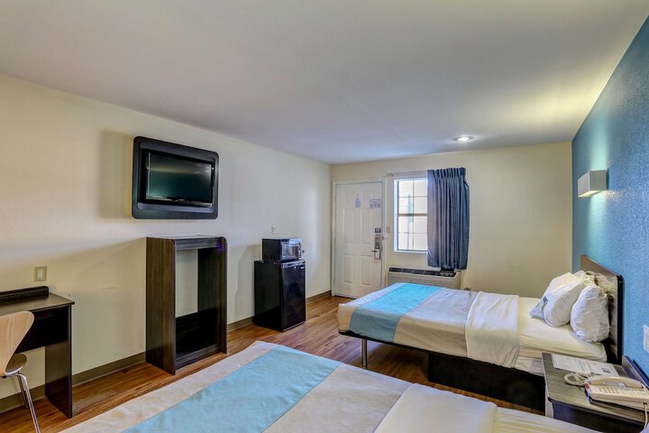 2 Queen Beds (27 of 28)