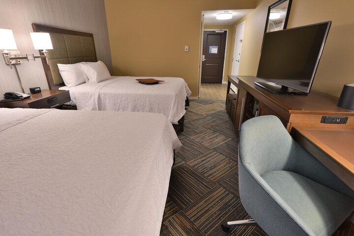 2 Queen Beds Mobility Hearing Accessible Tub (9 of 12)