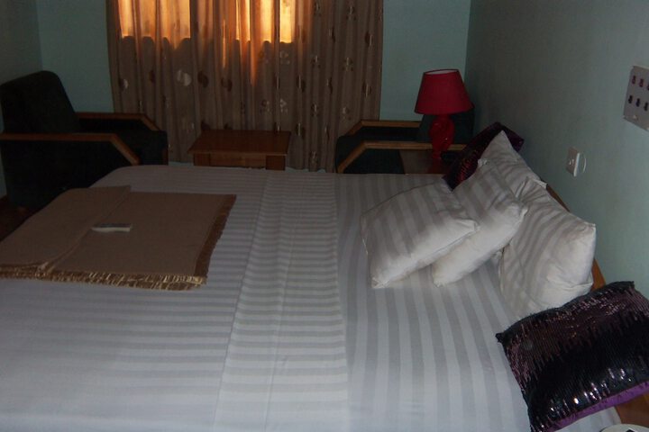 Room 5 of 8