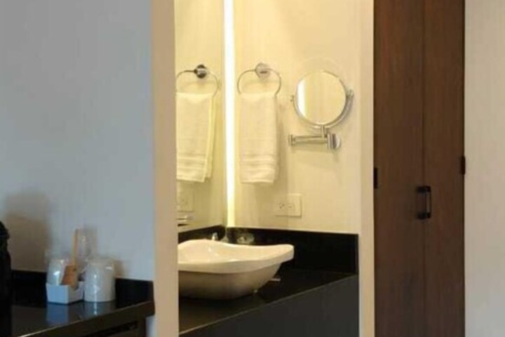 Room 10 of 20