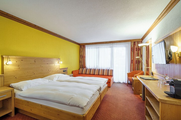 Room 27 of 102