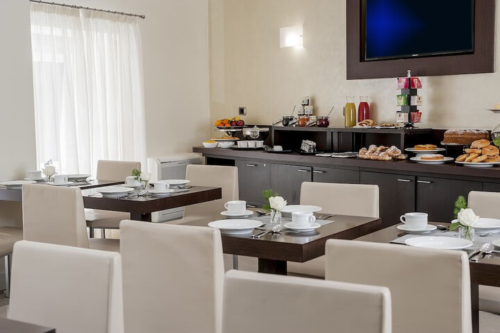 Breakfast/Coffee Service 70 of 110