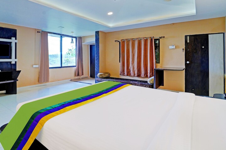 Room 11 of 34